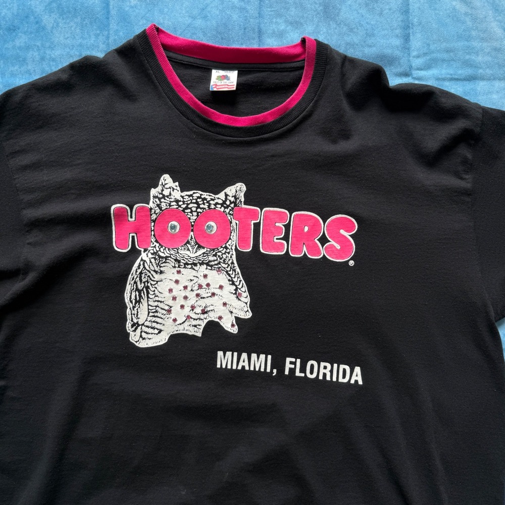 Vintage Hooters Miami Florida Made in USA Single Stitch Rhinestone Tee XL - Picture 2 of 8